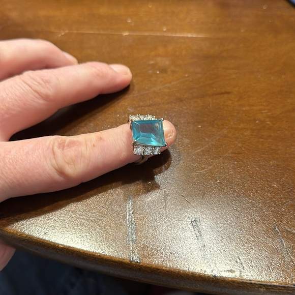 Beautiful women’s ring with turquoise center stone with cz on the side. - Picture 2 of 4
